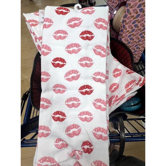 Cupcakes and Cashmere Hand Towels Kisses Lips Hearts Set of 3 - Picture 3 of 4